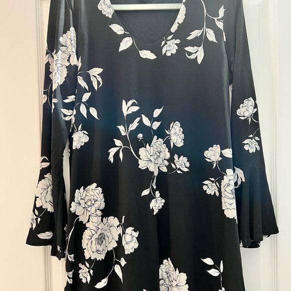 Karen Kane Dress NWOT Taylor Bell Sleeve A-Line Black & White Super Flattering! - Picture 11 of 14